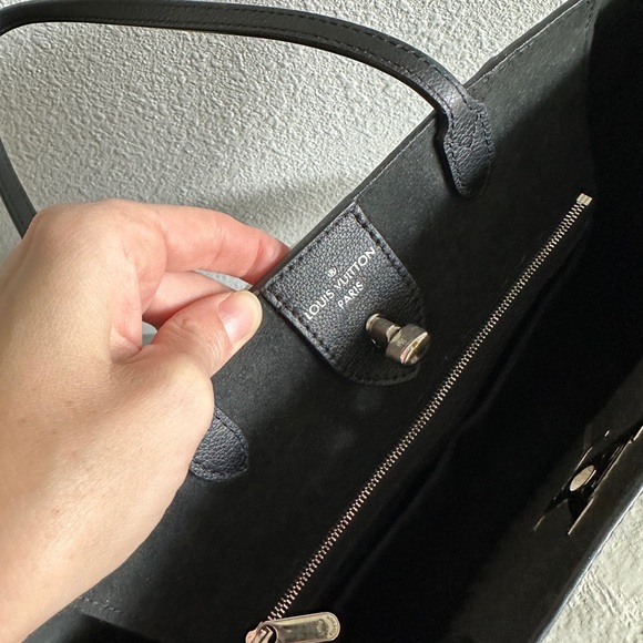 Like New LOUIS VUITTON Calfskin Lockme Cabas Black - Picture 8 of 10